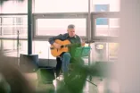Jazz-Gitarrist Volker Wendland spielt auf dem Alumni-Grillfest mit Silberner Promotionsfeier 2019