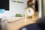 Uhr steht auf Tisch 