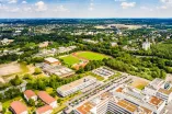 Das Luftbild zeigt die Anlagen und das Gebäude der Fakultät für Sportwissenschaft 