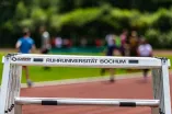Das Foto zeigt aneinandergereihte Hürden für den Hürdenlauf