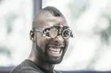 Ein junger Mann trägt eine Spezialbrille, um die Sehstärke zu bestimmen