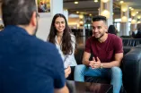 Bild eines Gesprächs Studierende und Talentscout