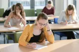 Studierende bei einer Prüfung