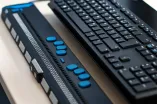 Das Bild zeigt eine Braille-Tastatur.