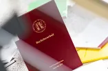Foto: Rotes Cover einer Bachelorarbeit an der Ruhr-Universität Bochum