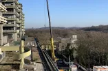 Autokran in der N-Südstraße hebt Balkone ab