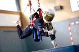 Schüler*in beim Raumfahrttraining von Missionx