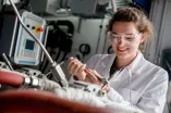 Studentin im Labor