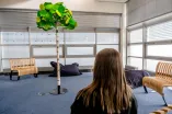 Junge Frau im Raum der Stille
