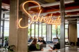 Neonschriftzug des Schreibcafés in der Universitätsbibliothek