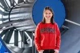 Sophie vor dem Windkanal