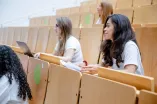 Studierende sitzen in einem Hörsaal.