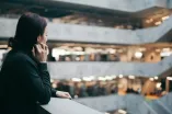 Studentin in einem brutalistischen Bauwerk