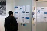 An der Jobwall hängen Stellenausschreibungen der teilnehmenden Firmen