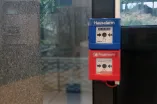 Schalter für Hausalarm (blau) und Feueralarm (rot) in einem RUB-Gebäude