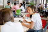 Zwei Studierende im Gespräch