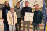 Das Bild zeigt Angehörige der Schule mit dem Dokument der Kooperationsvereinbarung mit einem Talentscout der RUB