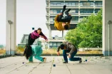 Vier junge Menschen springen und sind in Bewegung, Außenaufnahme