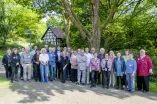 Eine Gruppe Ehemaliger Mitarbeitender der RUB vor dem Beckmanns Hof