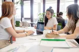 Drei  Studierende beim Lernen