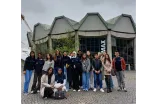 Foto: Gruppenfoto der Schülerinnen und Schüler der Herbstferienakademie 2025 vor dem Audimax an der Ruhr-Universität Bochum. Es ist bewölkt.