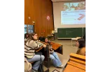 Foto: Gruppe der Herbstferienakademie 2025 in einem Uni-Hörsaal.
