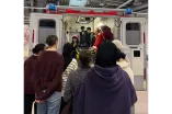 Foto: Gruppe der Herbstferienakademie vor und in einem Rettungswagen in der DASA.