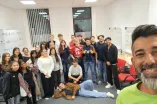 Gruppenbild der Demokratietalente mit Talentscout Halil Ülker