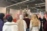 Teilnehmende der Ferienakademie stehen vor einem Modell der DASA-Ausstellung, dass Skelett, Herz-Kreislauf-System und Organe des menschlichen Körpers zeigt
