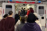 Teilnehmende der Ferienakademie sehen sich auf der DASA-Ausstellung in einem Krankenwagen um