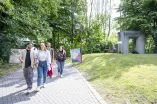 vier Studierende auf dem RUB-Campus