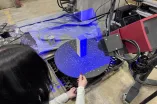 Foto: Das Bild zeigt einen 3D Scanner, der eine Probekörper scannt.