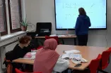 Zwei Schülerinnen sitzen am Tisch und lernen Mathematik