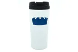 Das Bild zeigt einen Coffee to go-Becher mit einem geometrischen Audimax-Aufdruck