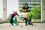 Das Foto zeigt vier Junge Menschen beim Urban Street Dance auf dem Campus der RUB
