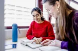Studierende beim Lernen in der Bib