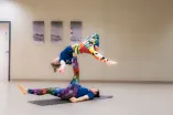 Zwei Personen beim Acroyoga 