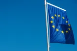 Das Foto zeigt eine EZ-Flagge am Fahnenmast