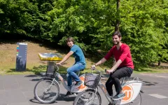 Studierende auf Fahrrädern von metropolradruhr