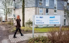 Studentin auf dem Weg in ein Akfoe-Wohnheim der RUB