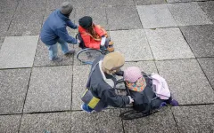 Rollstuhlfahrer mit Begleitung aus der Vogelperspektive