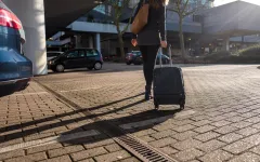 Studentin mit Koffer