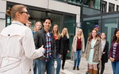 RUB-Guides zeigen Schülern den Campus der RUB.