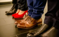 Schuhe in Reih und Glied