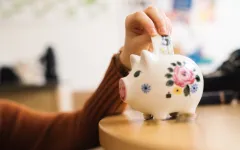 Das Sparschwein füttern