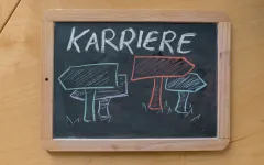 Tafle mit Aufschrift Karriere und Wegweisern