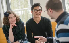 Gruppe im Gespräch über Stipendien 
