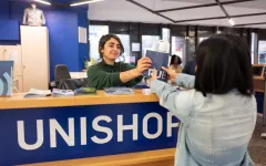 Studierende kauft etwas im Unishop