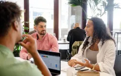 Drei Studierende beim Lernen