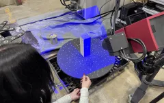 Foto: Das Bild zeigt einen 3D Scanner, der eine Probekörper scannt.